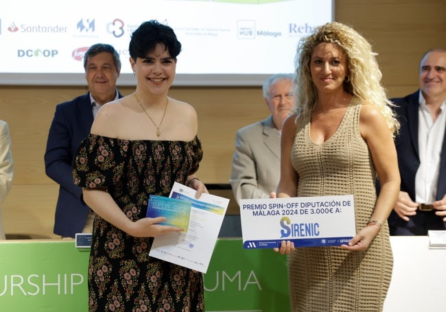 María del Carmen Márquez Márquez, diputada de Empleo y Formación de la Diputación Provincial de Málaga, entrega el premio a Julia Utrera Jimeno.