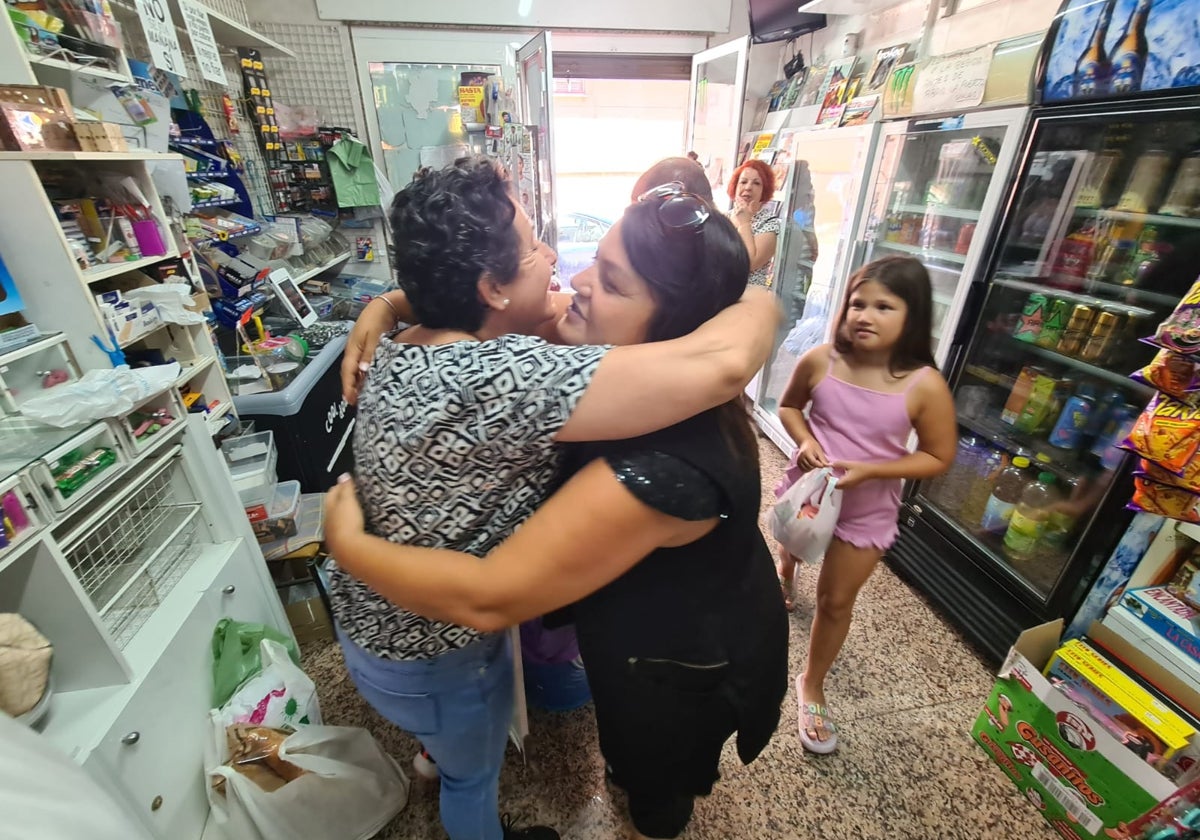 María se despide de una de sus clientas en el último día de apertura al público.