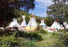 Cherokee Camp se desarrolla en plena naturaleza, una convivencia en tipis y cabañas de madera.