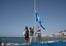 Izado de la bandera azul en el puerto deportivo.