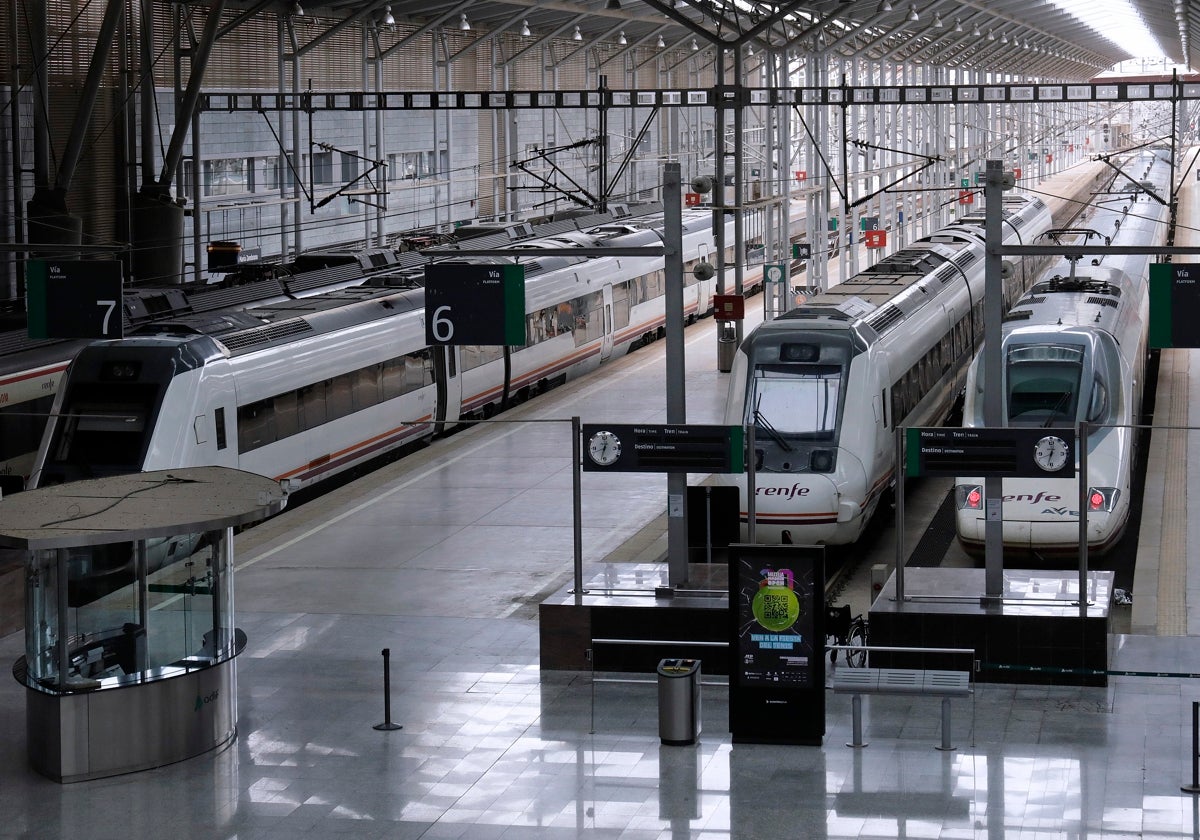 Trenes Avant y AVE en la estación María Zambrano.