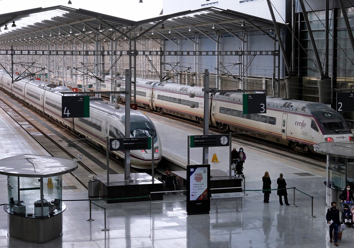 Imagen de archivo de trenes Avant en la estación María Zambrano.