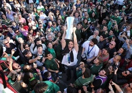 Suárez, rodeado de aficionados del Unicaja en la celebración del título de la Eurocup