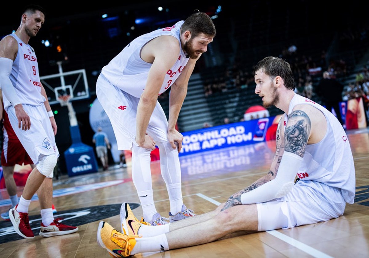 Balcerowskim sentado en el suelo durante un partido con su selección.