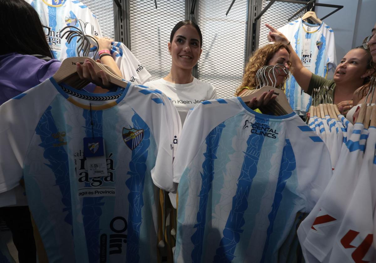 Imagen principal - Así es la nueva y rompedora camiseta del Málaga