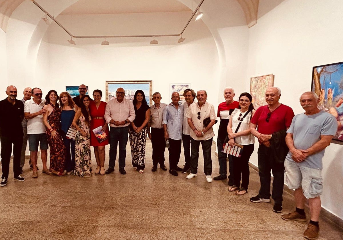 Artistas participantes en la muestra, con el alcalde y ediles del Ayuntamiento.