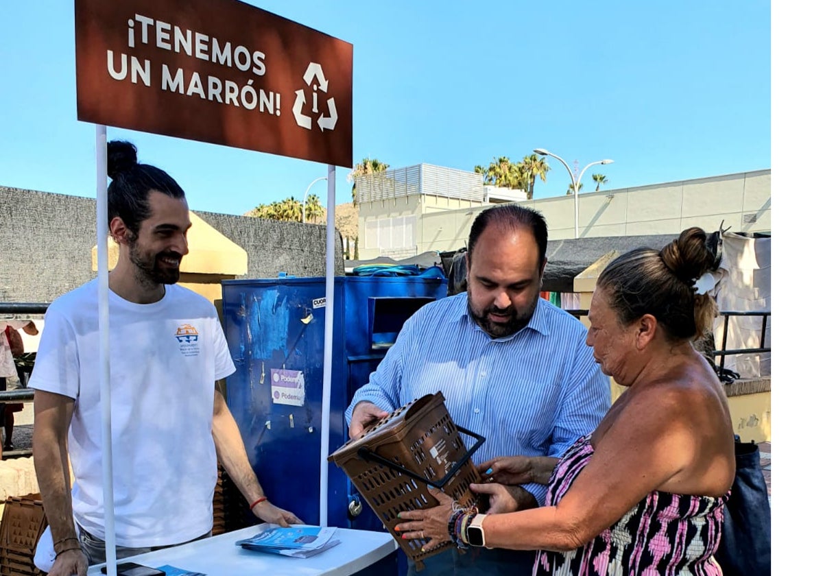 Entrega de uno de los nuevos cubos marrones.