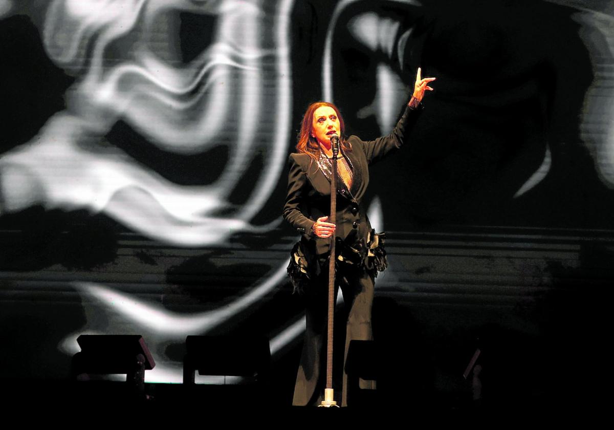 Luz Casal inundó de elegancia el escenario del 101 Music Festival anoche en La Malagueta.