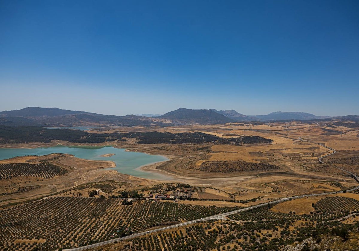 Vista panorámica tomada esta semana con Guadalteba, en primer término, y Guadalhorce.