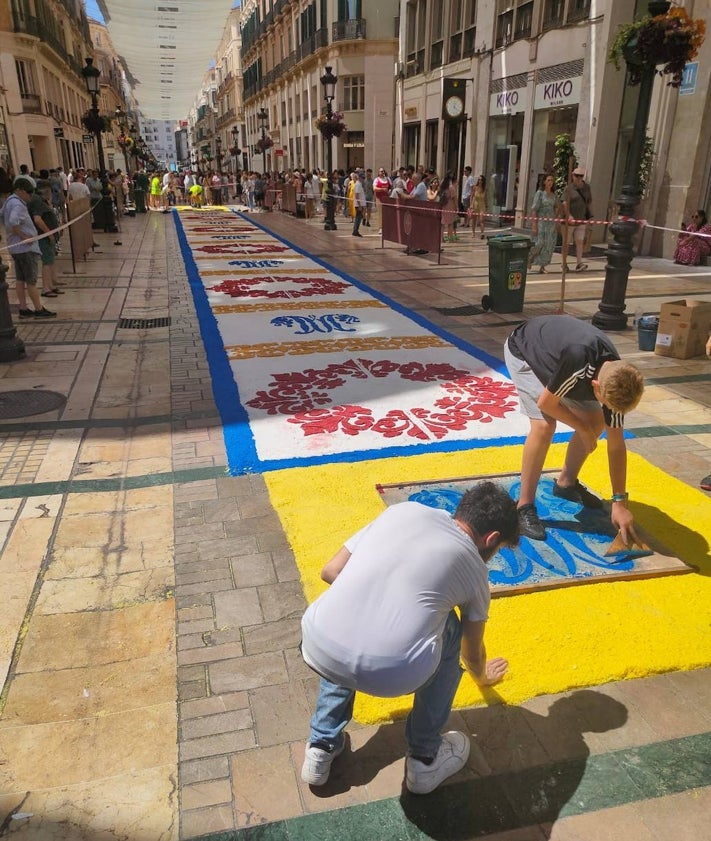 Imagen secundaria 2 - Detalles del montaje de la alfombra de sal, esta mañana. 