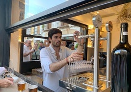 Carlos Rico tirando el grifo de cerveza Victoria en su taberna en Antequera