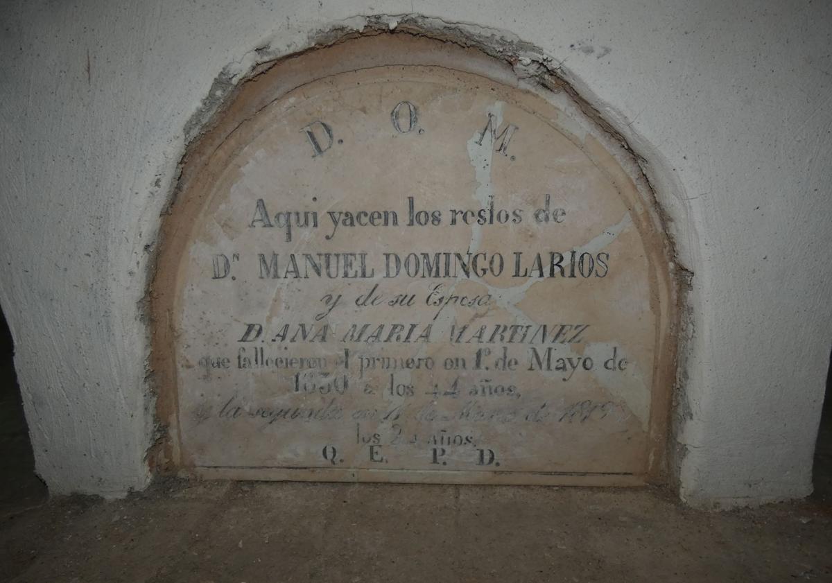 Imagen principal - Arriba, Lápida de Manuel Domingo Larios y su esposa. Abajo, a la izquierda, interior de una de las bóvedas de la iglesia de Santiago. A la derecha, Una cripta de la parroquia de los Mártires. 