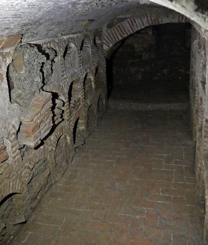 Imagen secundaria 2 - Arriba, Lápida de Manuel Domingo Larios y su esposa. Abajo, a la izquierda, interior de una de las bóvedas de la iglesia de Santiago. A la derecha, Una cripta de la parroquia de los Mártires. 