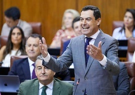 Juanma Moreno, durante su intervención en la sesión de control.