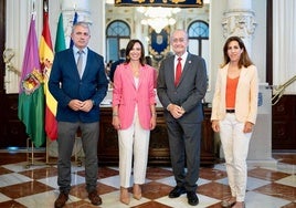 La consejera de Fomento, Articulación del Territorio y Vivienda, Rocío Díaz, y el alcalde de Málaga, Francisco de la Torre, jalonados por la concejala Penélope Gómez y el director general de Metro, Fernando Lozano.