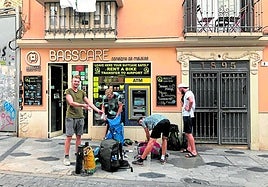 Clientes en la puerta de Bagscare.