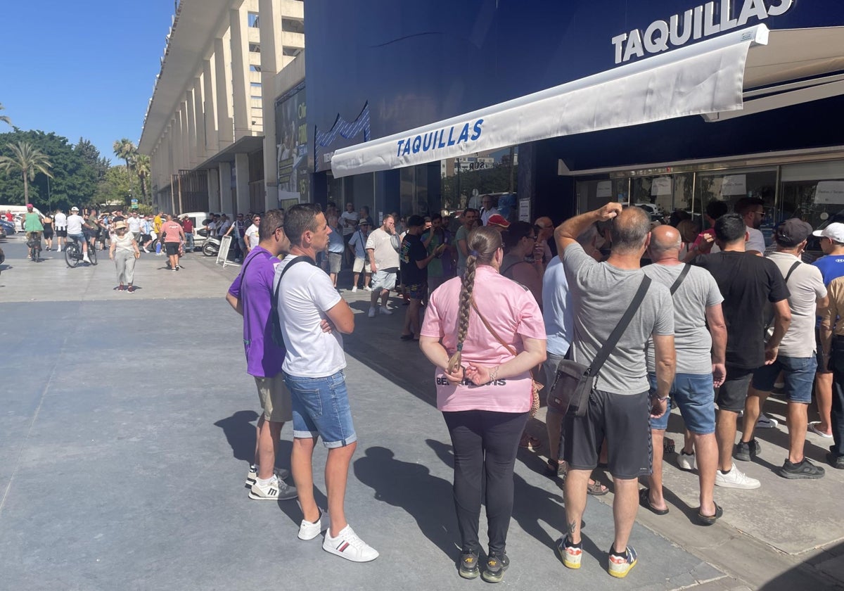 Largas colas en La Rosaleda este lunes para renovar los abonos de forma presencial.