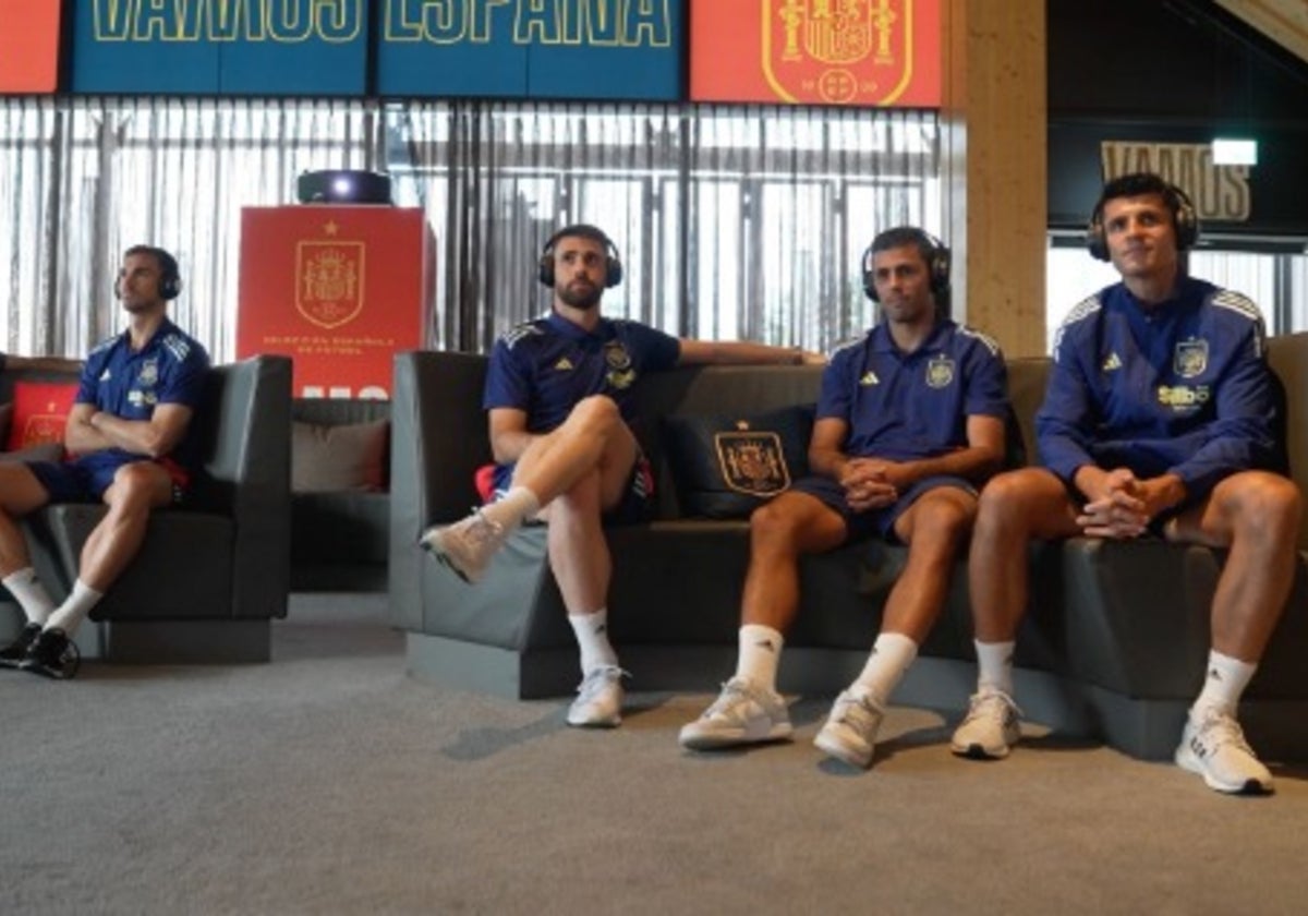 Los jugadores de la selección escuchan los mensajes de los aficionados desde el hotel de concentración.