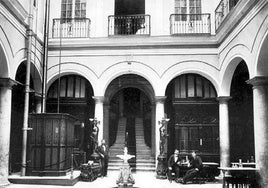 Patio del Hotel Roma, con el primer ascensor que hubo en Málaga.