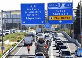 Retenciones diarias en la carretera de la Costa a su paso por Marbella.