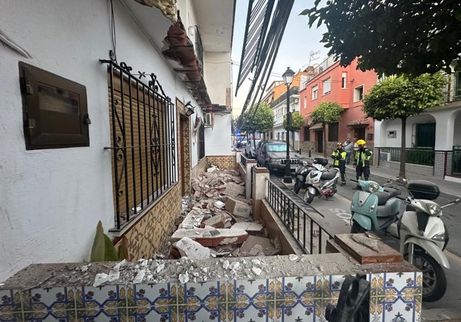 Bomberos interviniendo en el lugar del suceso.