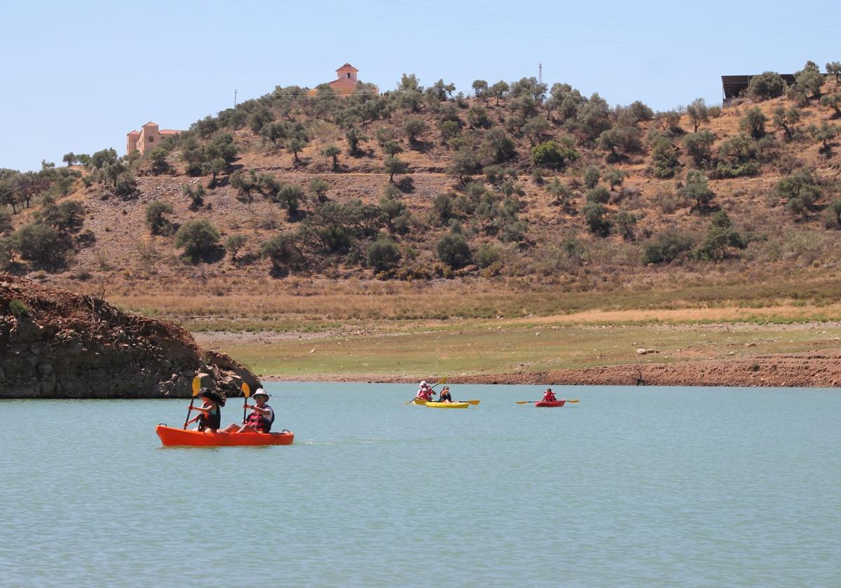 Además de piragua, pronto se podrá practicar en el embalse kitesurf o windsurf.