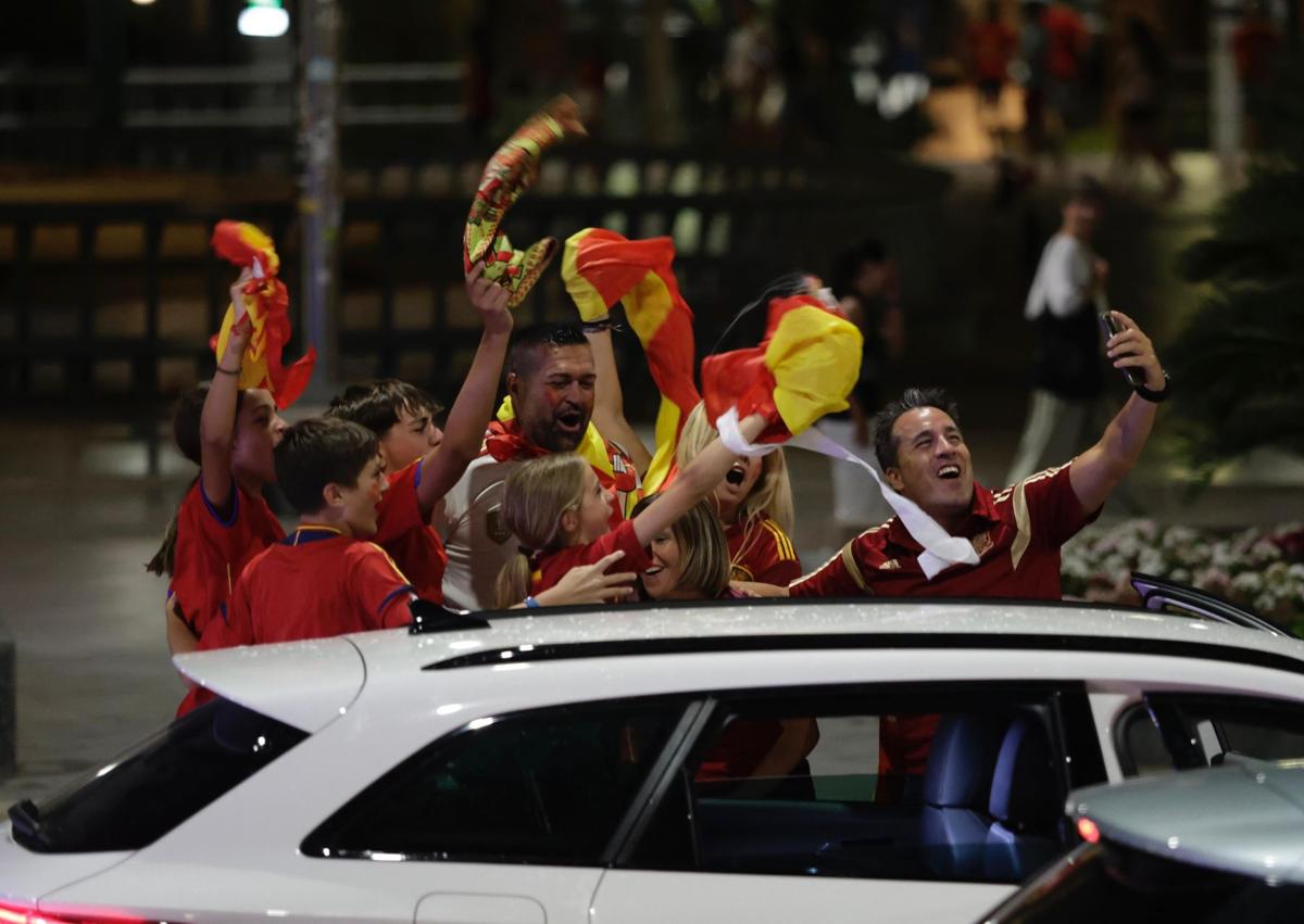 Imagen secundaria 1 - Euforia colectiva en Málaga tras el triunfo de la selección española