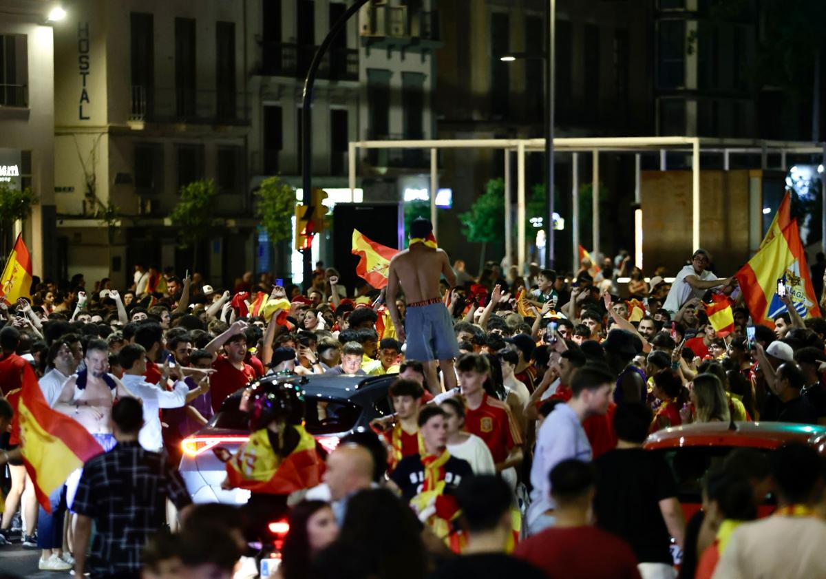 Imagen principal - Euforia colectiva en Málaga tras el triunfo de la selección española