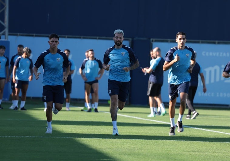 Los jugadores realizan carrera continua, con el nuevo fichaje, Álex Pastor, a la cabeza.