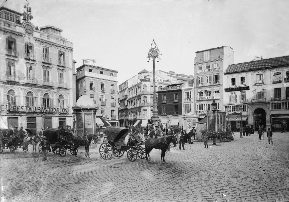 La plaza de la Constitución con los pasajes de Heredia (izquierda) y Chinitas (derecha) a principios del siglo XX.