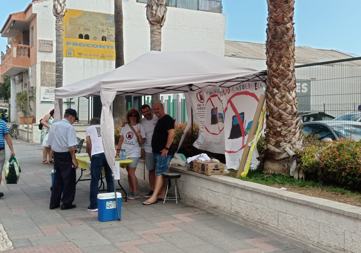 La plataforma vecinal contra la gasolinera, recogiendo firmas en la calle, este pasado fin de semana.