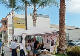 La plataforma vecinal contra la gasolinera, recogiendo firmas en la calle, este pasado fin de semana.