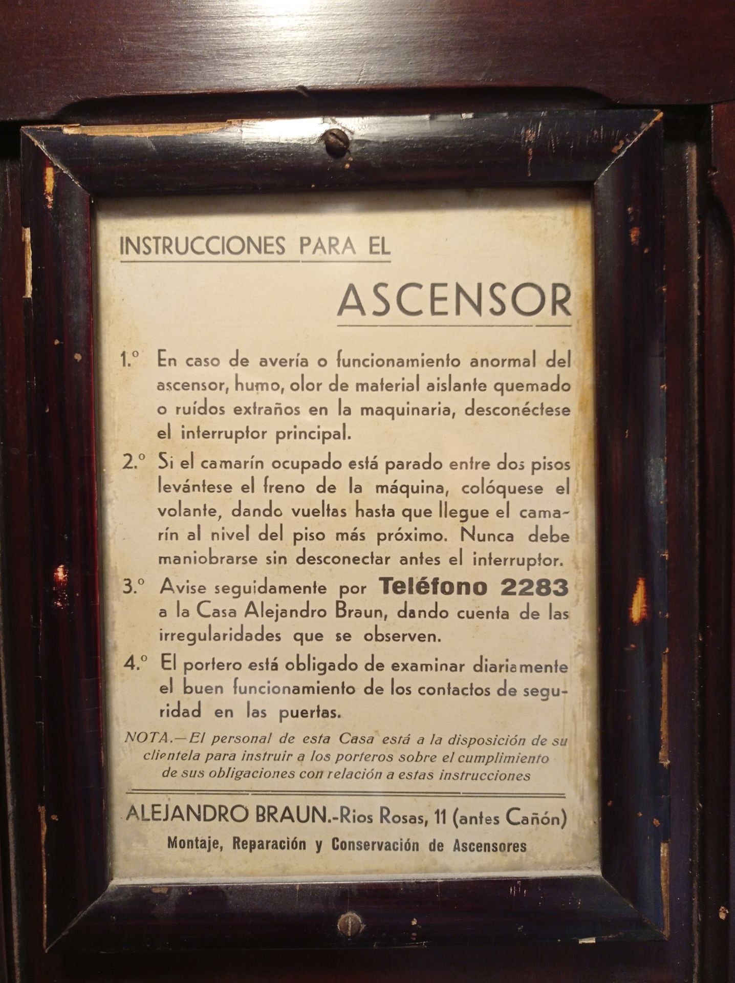 Avería. Instrucciones que se conservan en el ascensor histórico del Palacio de Crópani, el más antiguo de Málaga.