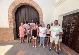 Un grupo de vecinos de Benamargosa afectados, este martes a las puertas de la iglesia.