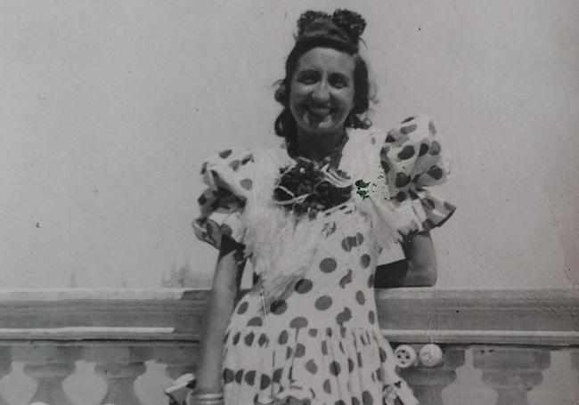 Elena Villamana, vestida de flamenca.