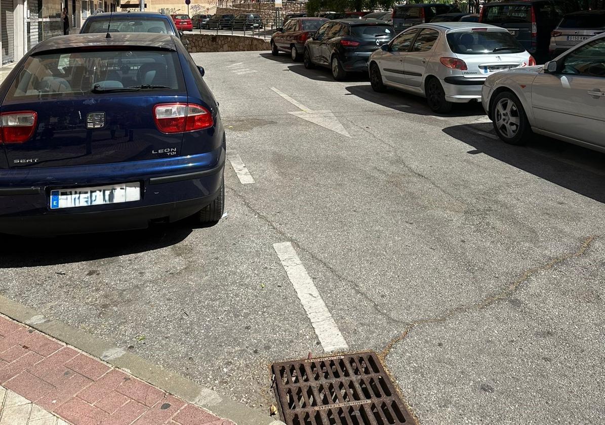 Coches aparcados en mitad de la calzada