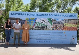 Mari Carmen España, Óscar Medina y Paola Moreno, en la plaza de la Constitución.