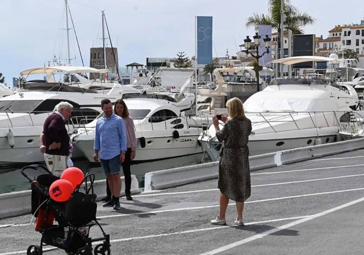 Imagen de archivo de turistas en Puerto Banús.