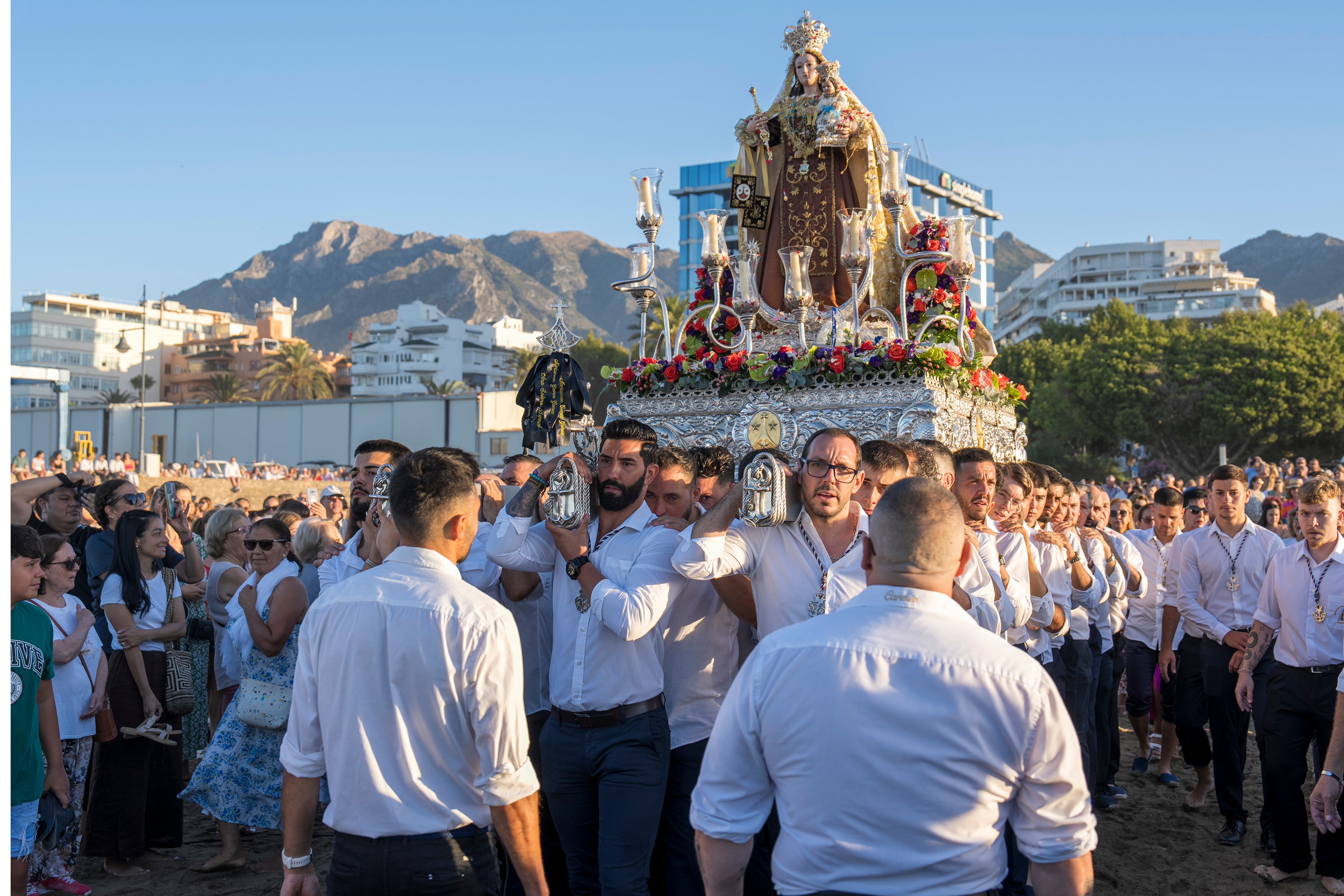 La Virgen del Carmen, en la procesión del martes por la mañana en Marbella