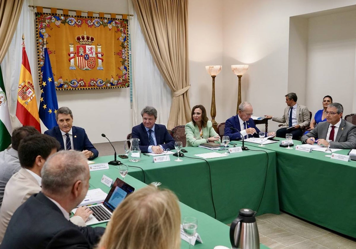 La consejera de Fomento, en el centro, esta mañana al inicio de la reunión.