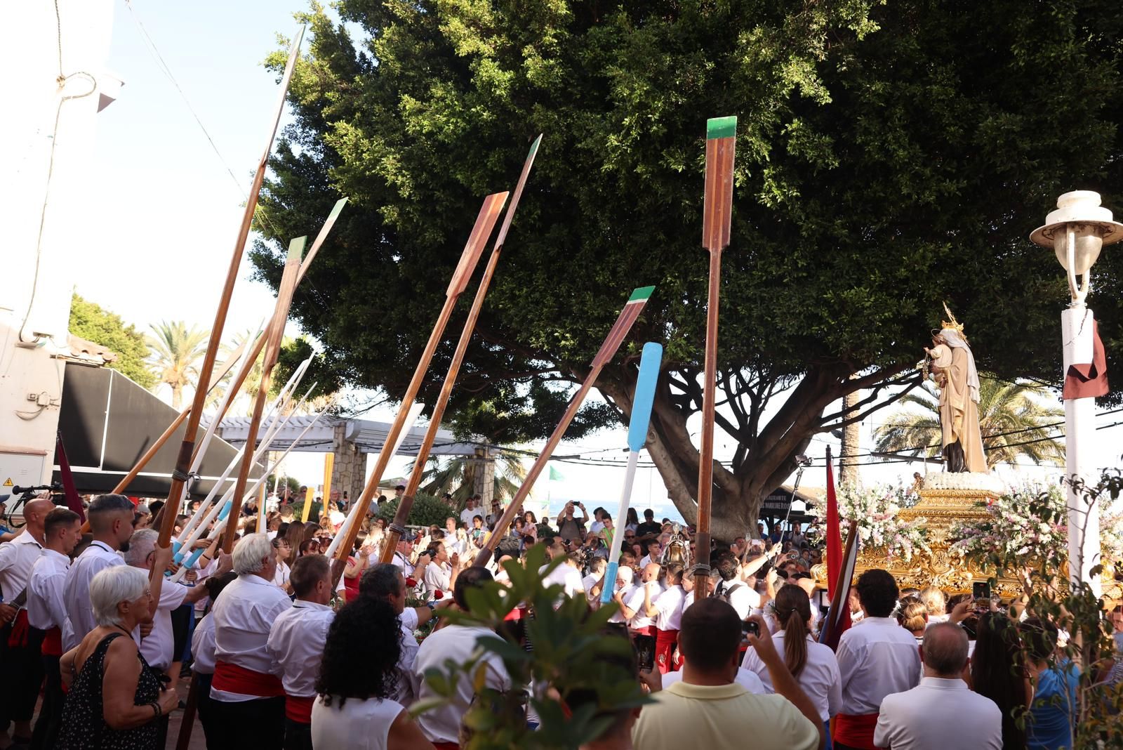 La procesión, por el barrio de El Palo