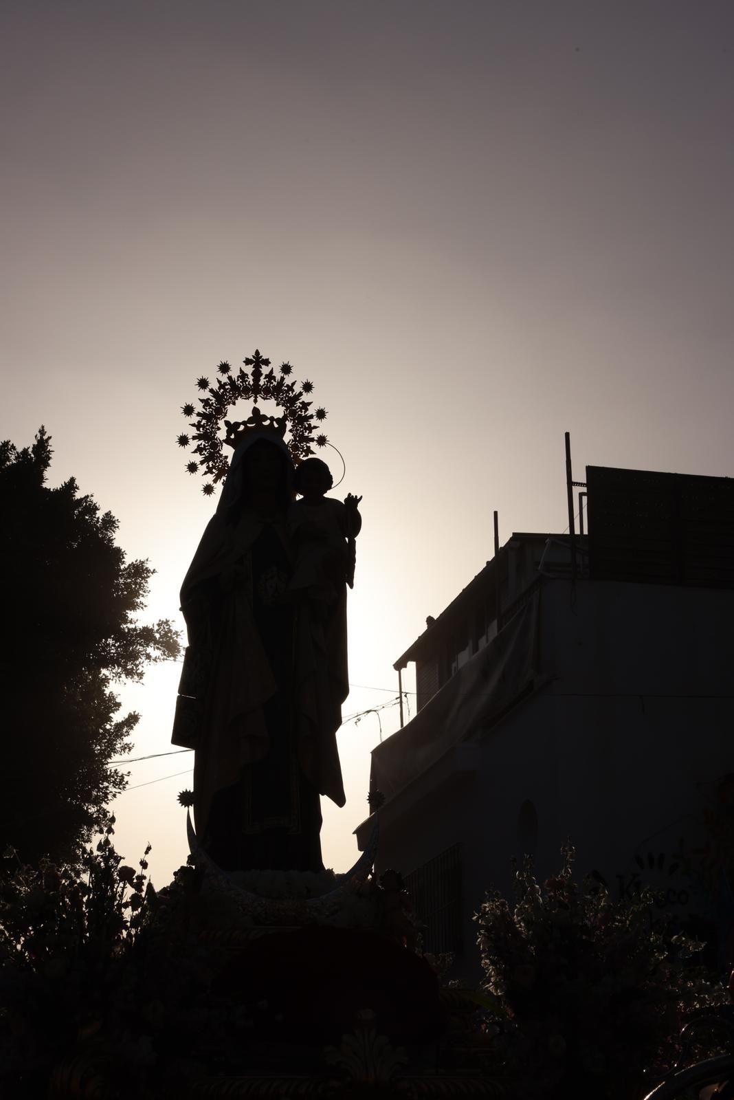 La procesión, por el barrio de El Palo