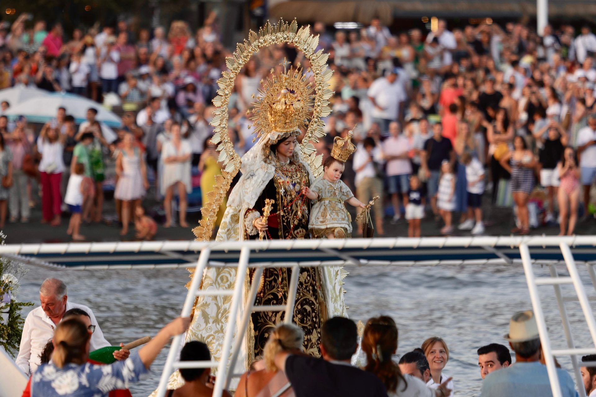 La Virgen, por las aguas de Pedregalejo