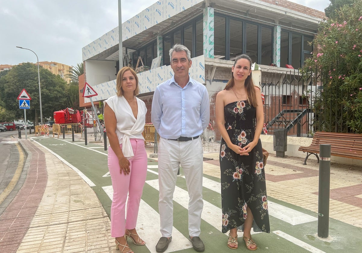 Navas junto a las concejales socialistas María Isabel Ruiz y Sandra Ochoa, delante de las obras de la biblioteca.