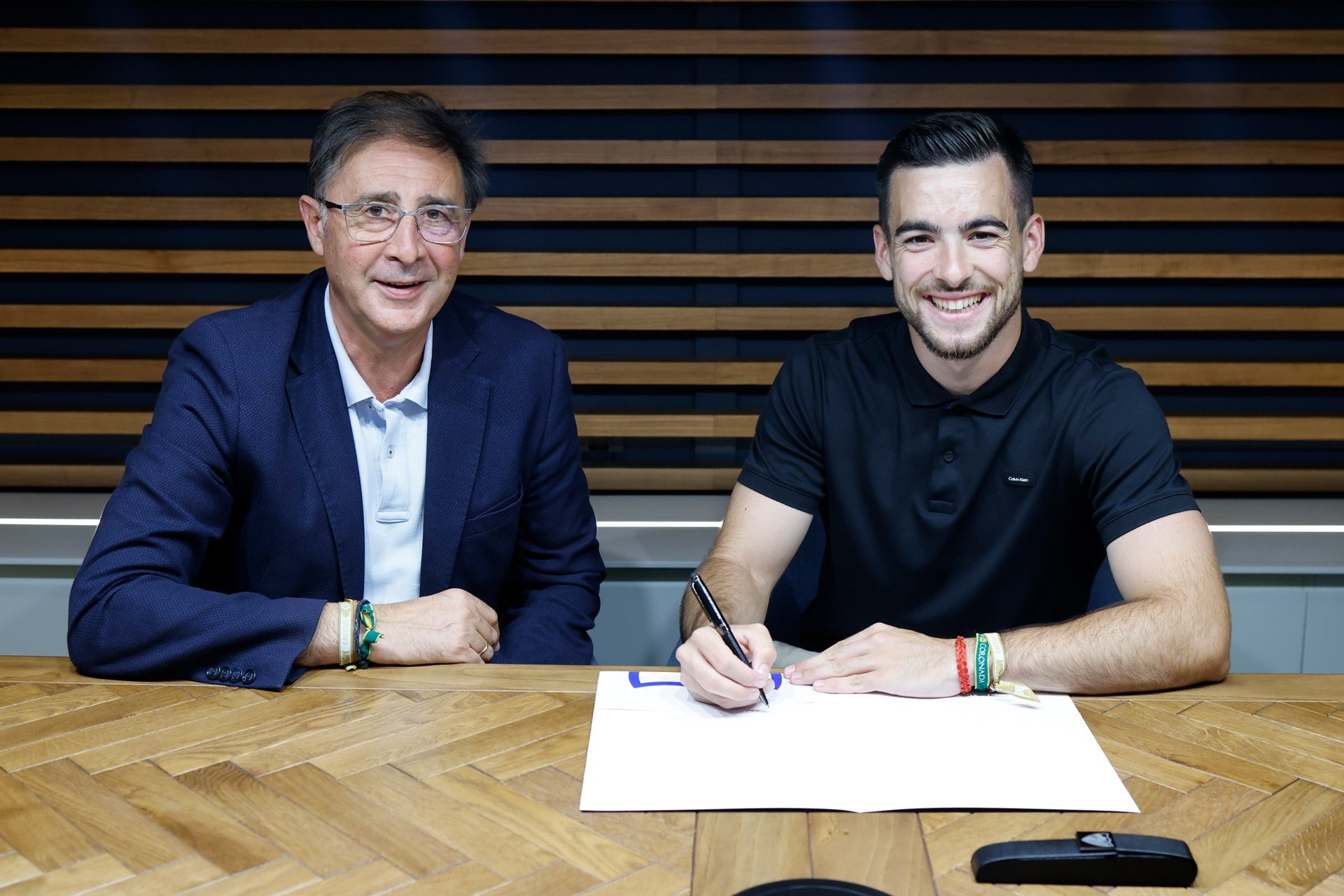 Loren Juarros y Ramón en el momento de la firma.