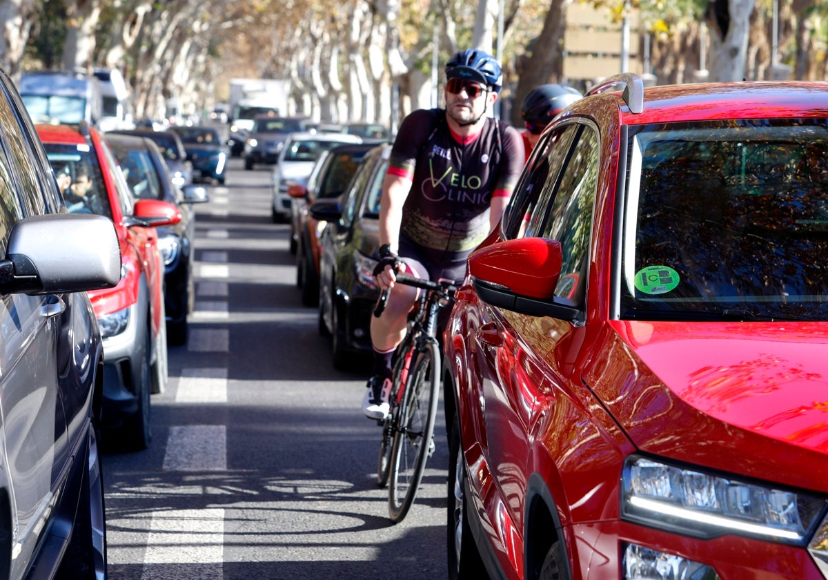 Coches circulando por el Centro de Málaga.