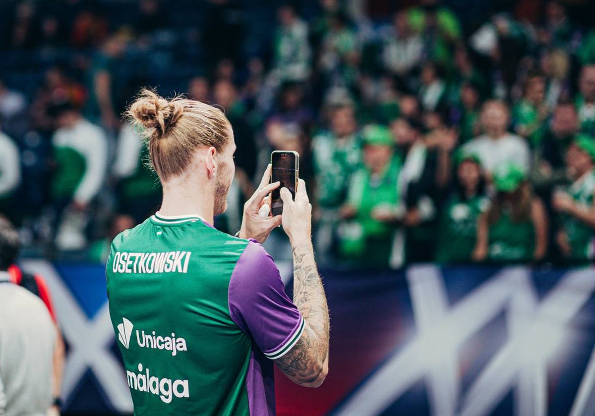 Osetkowski toma una fotografía a los aficionados en la Final Four de Belgrado.