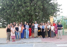 El alcalde de Cártama, Jorge Gallardo, junto a la delegada de Inclusión Social, Ruth Sarabia y representantes del Grupo ADL.