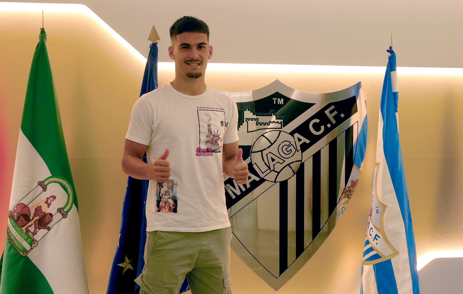 Chupete, en su última renovación con el Málaga.