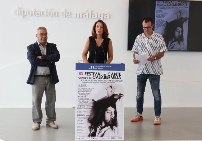 La vicepresidenta de Ciudadanía y Equilibrio Territorial, Antonia Ledesma, junto con el alcalde de Casabermeja, Antonio Artacho, y el presidente de la Peña Flamenca Torre Zambra, José Durán durante su presentación.